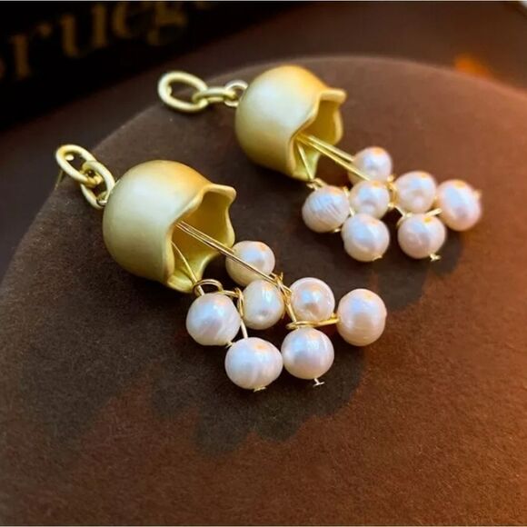 Vintage Italian Style Campanula Gold Pearl Earrings - Picture 3 of 4